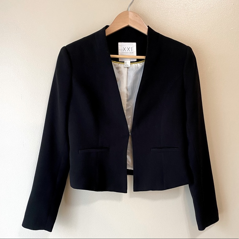 Forever 21 XXI Essentials Black Cropped Blazer w/ Hook & Eye Size Medium